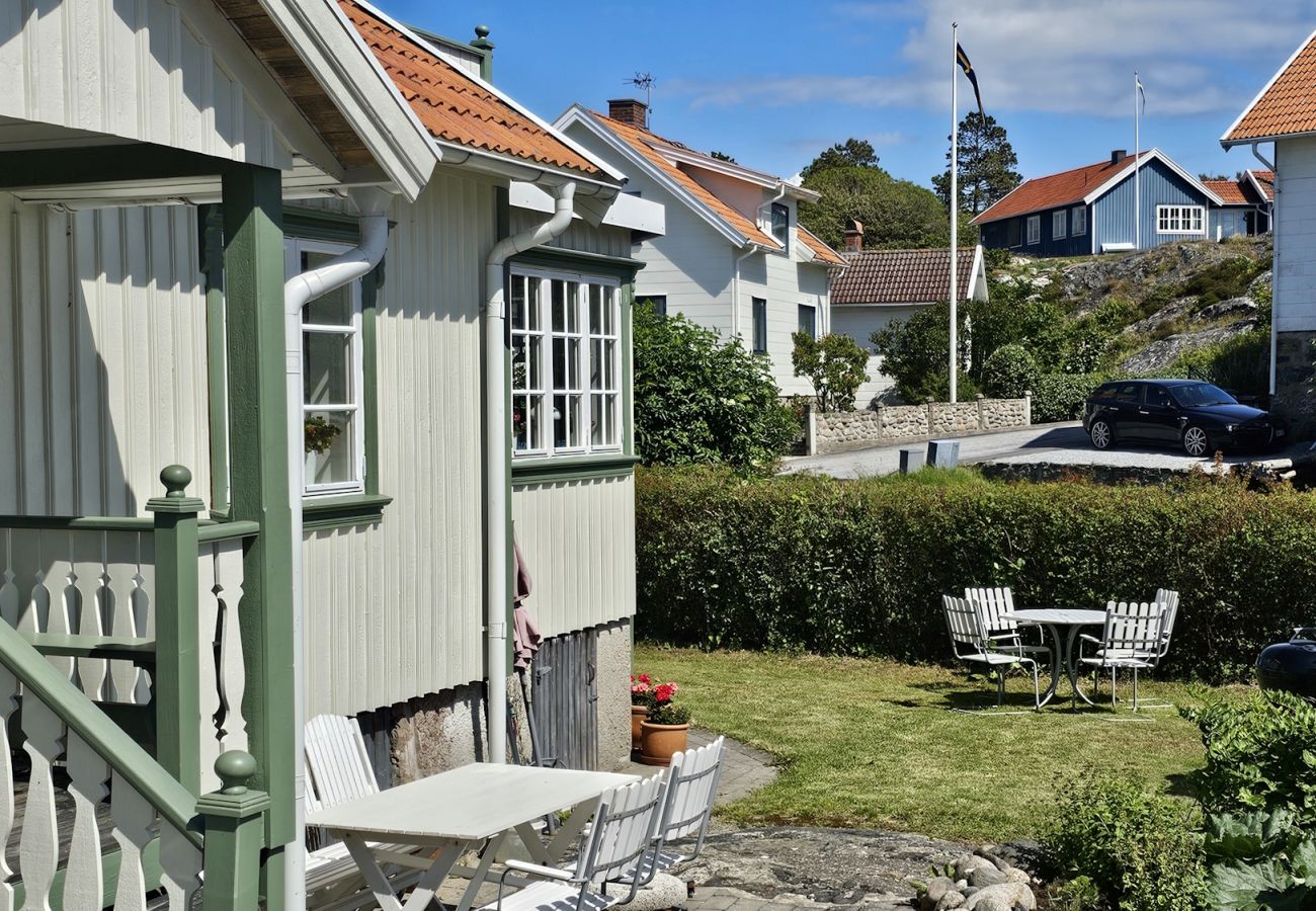 Stuga i Hälleviksstrand - Västkusthus 50m från hamnen i Edshultshall | SE09108