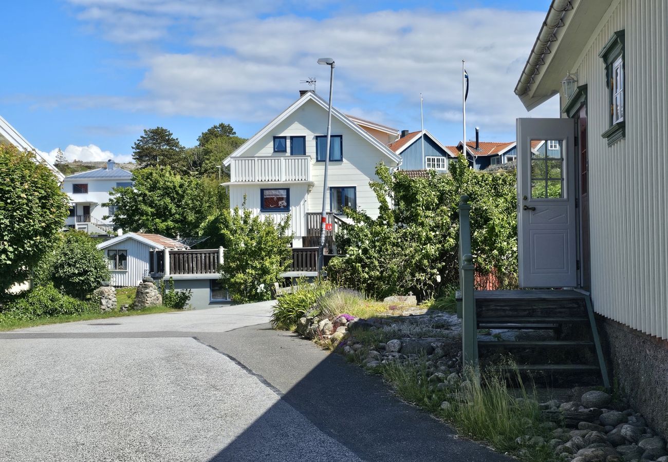Stuga i Hälleviksstrand - Västkusthus 50m från hamnen i Edshultshall | SE09108