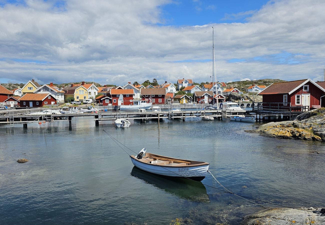 Stuga i Hälleviksstrand - Västkusthus 50m från hamnen i Edshultshall | SE09108
