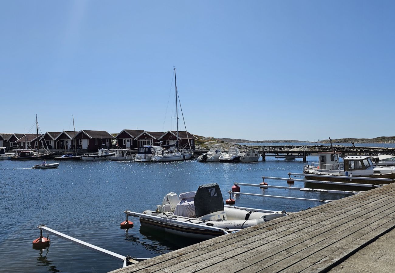 Stuga i Hälleviksstrand - Västkusthus 50m från hamnen i Edshultshall | SE09108