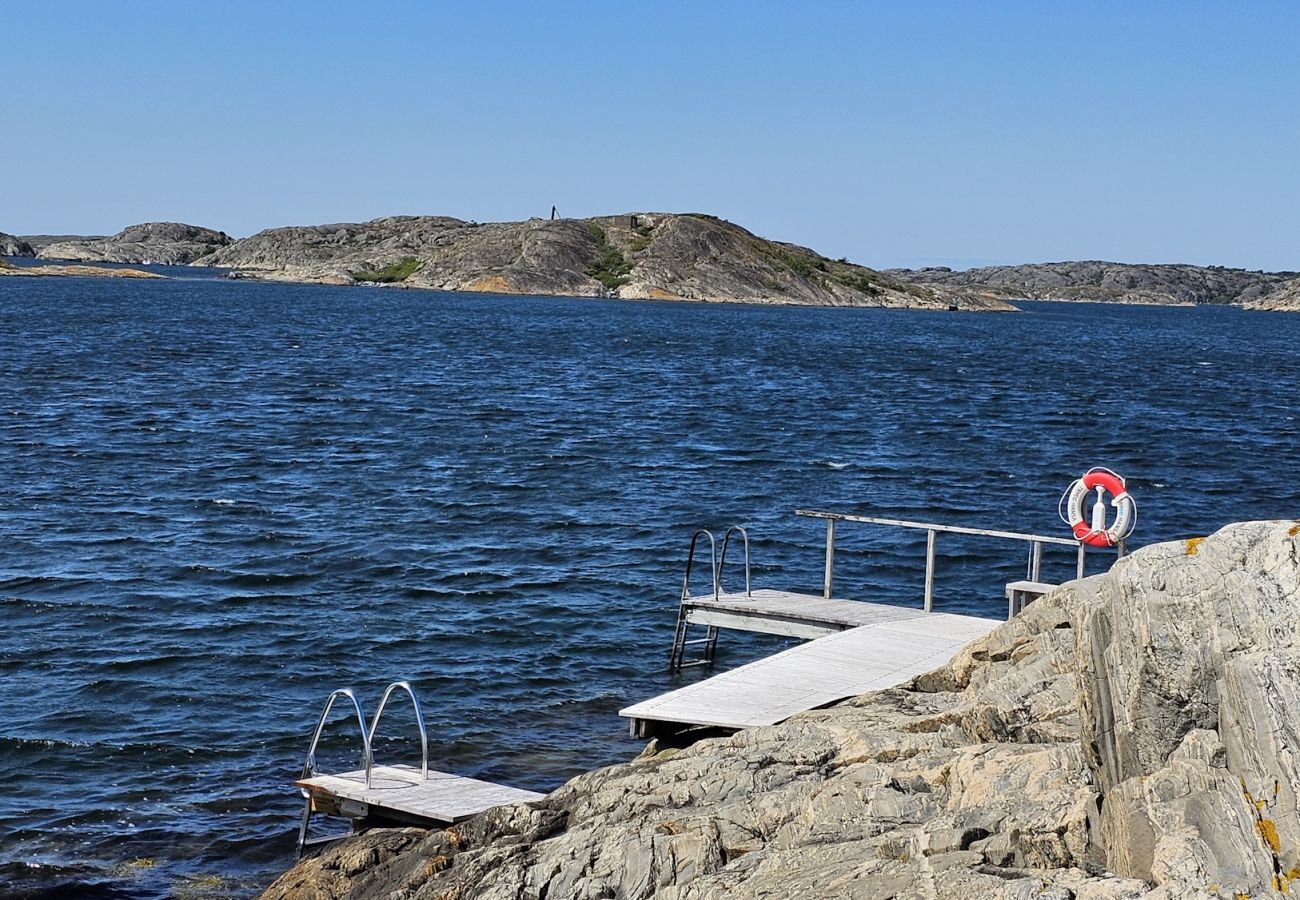 Stuga i Hälleviksstrand - Västkusthus 50m från hamnen i Edshultshall | SE09108
