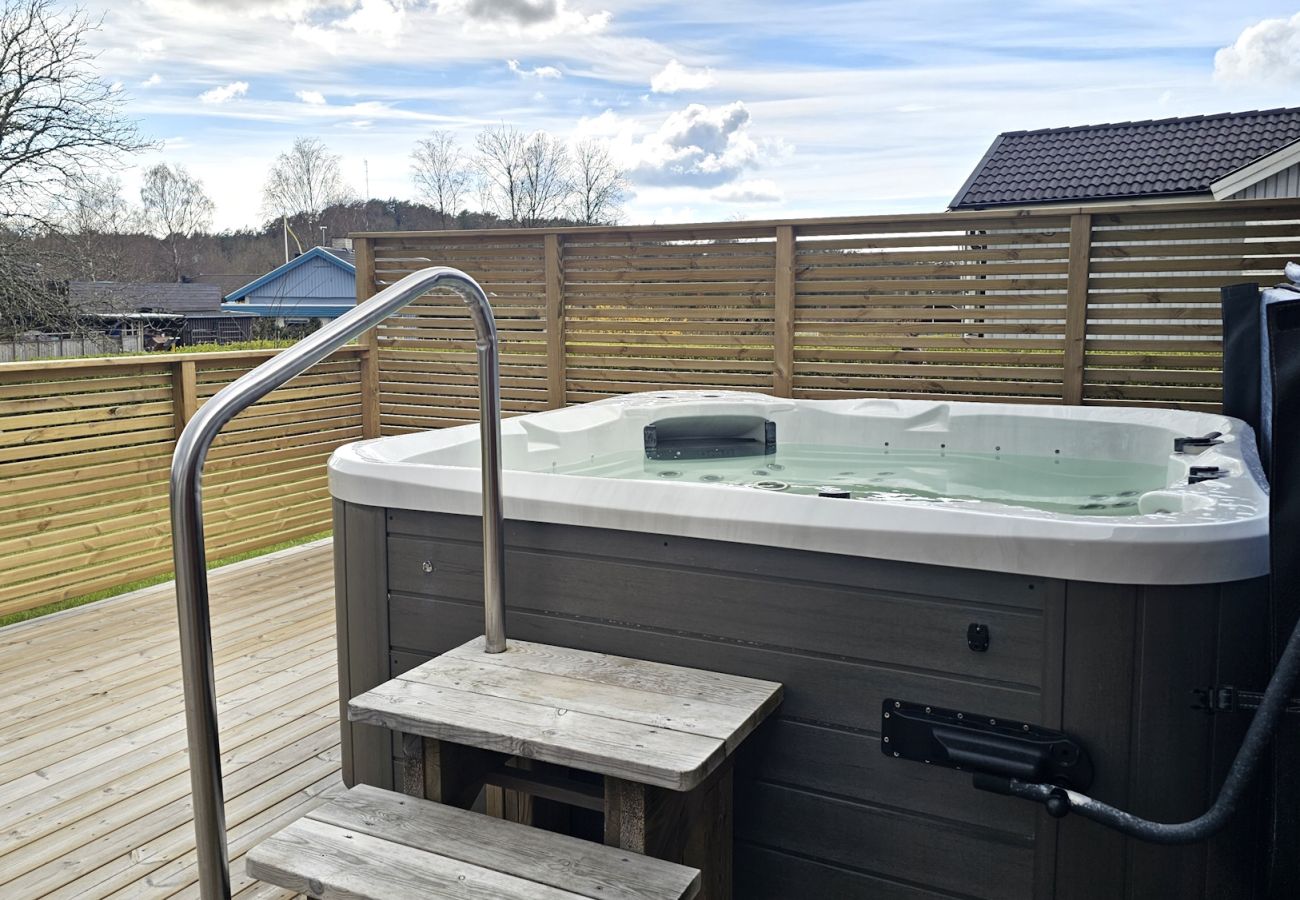 Stuga i Henån - Villa i Henån med jacuzzi, bastu & uterum | SE09119