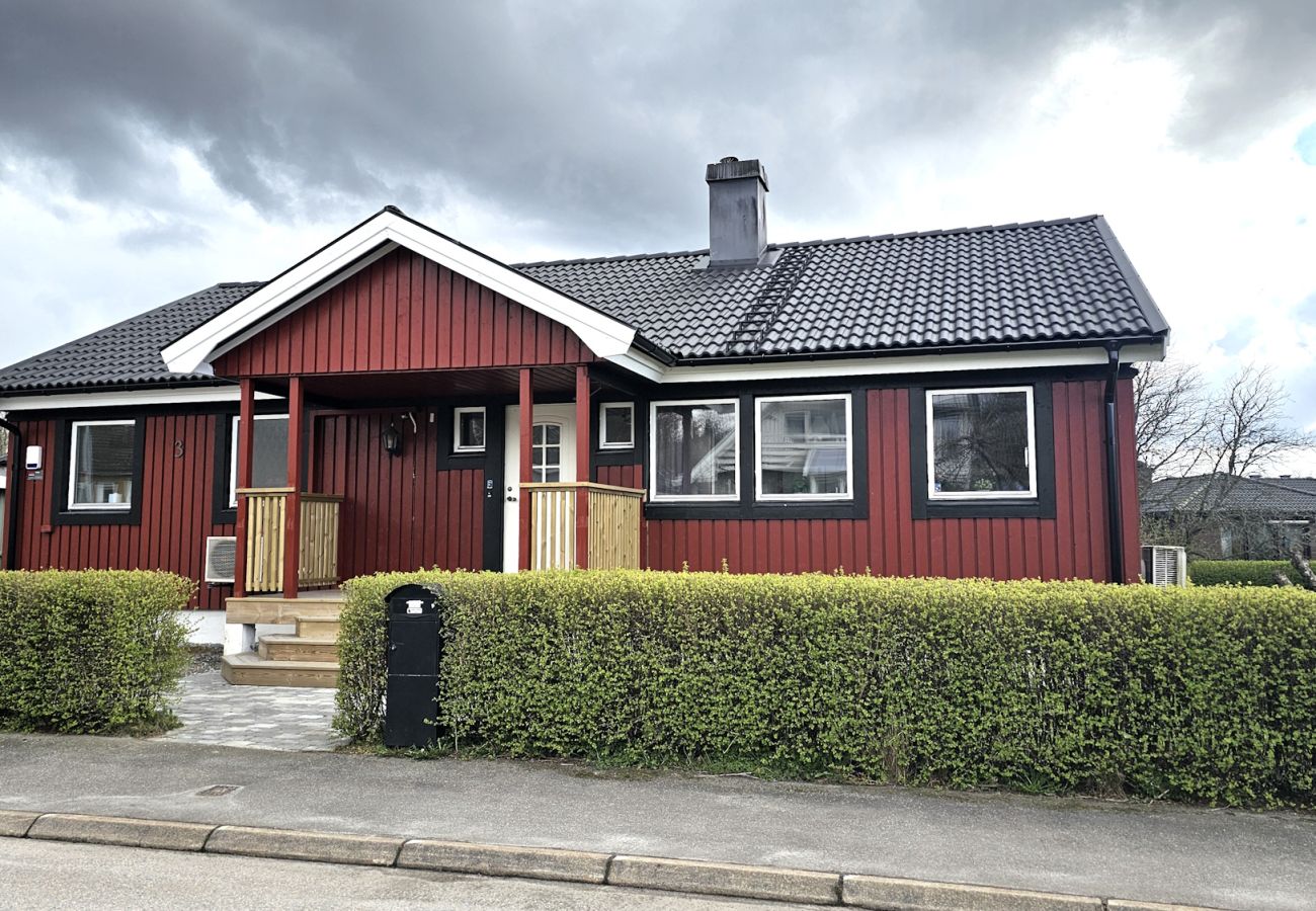 Stuga i Henån - Villa i Henån med jacuzzi, bastu & uterum | SE09119
