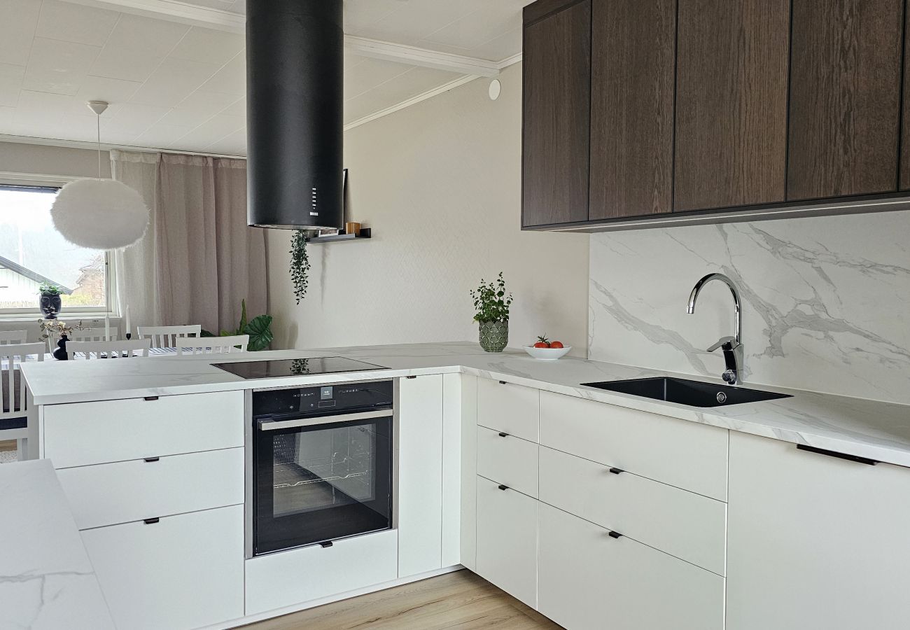 Stuga i Henån - Villa i Henån med jacuzzi och bastu | SE09119