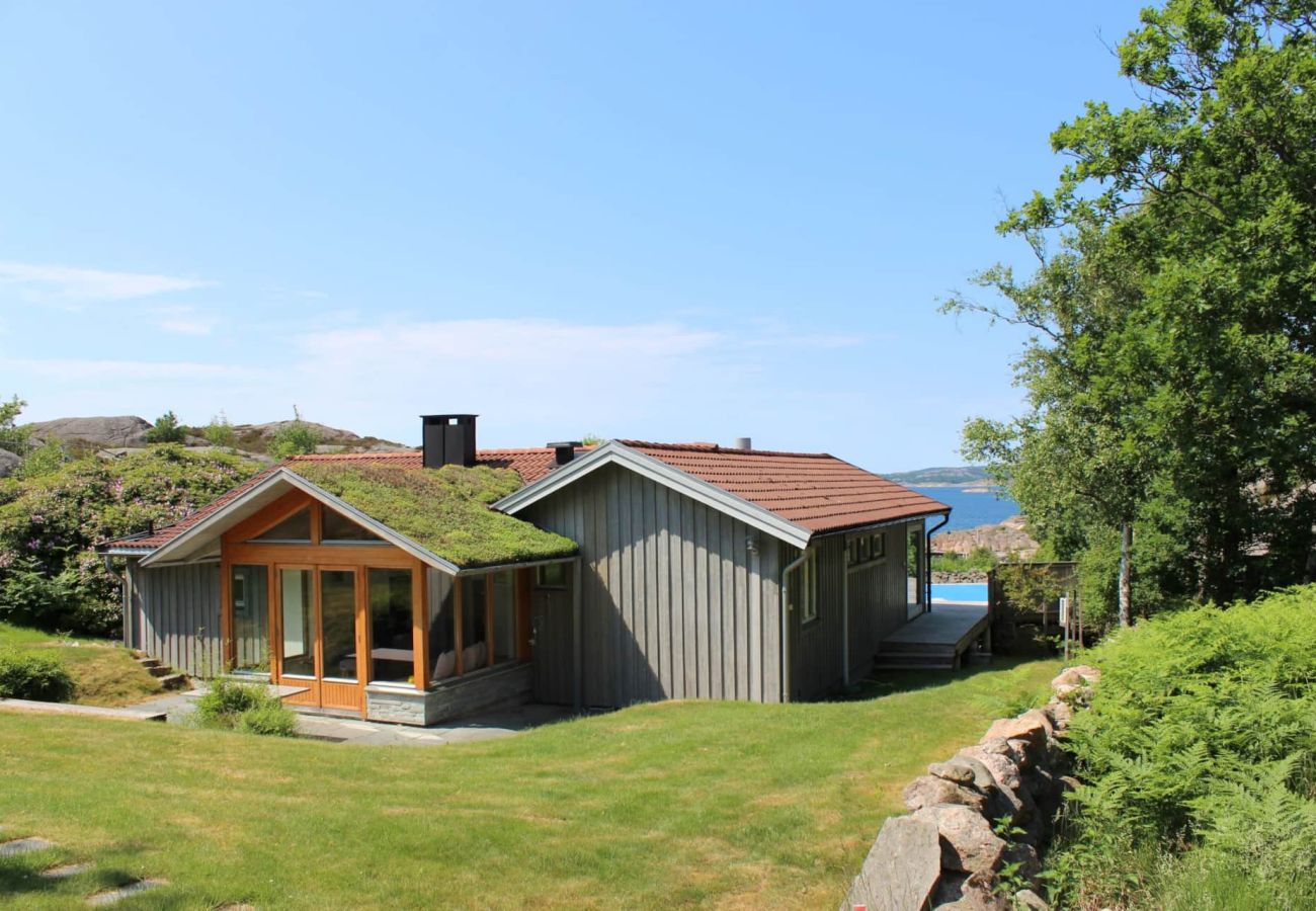 Stuga i Hjälteby - Arkitektritad villa med pool, bastu och havsutsikt på Mjörn| SE09124
