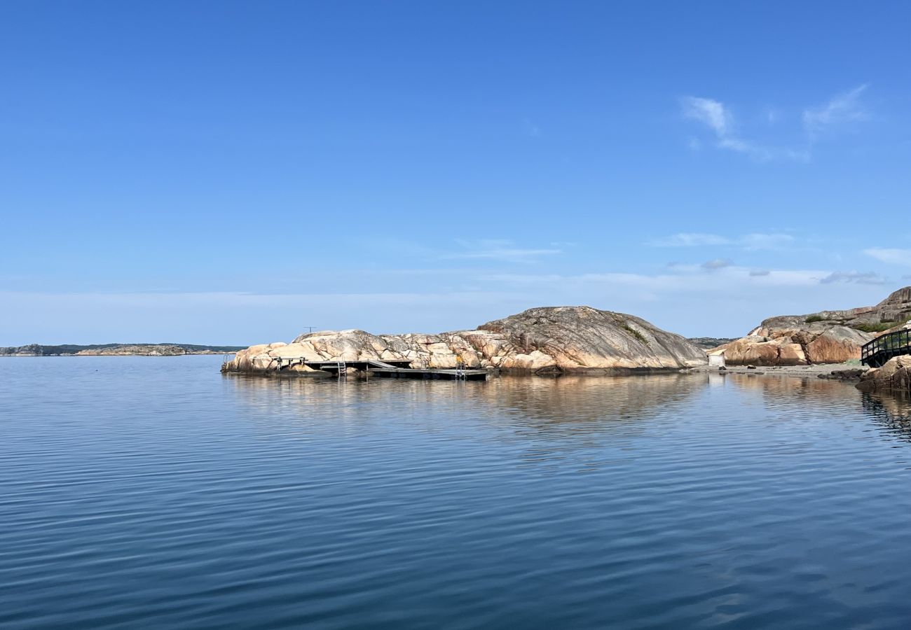 Stuga i Hjälteby - Arkitektritad villa med pool, bastu och havsutsikt på Mjörn| SE09124