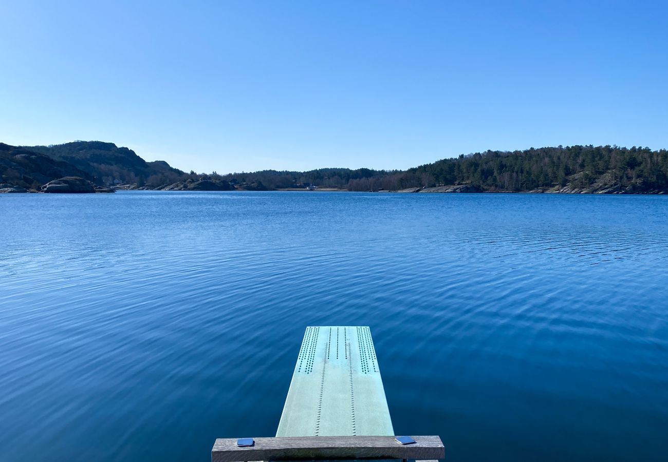 Stuga i Hjälteby - Arkitektritad villa med pool, bastu och havsutsikt på Mjörn| SE09124