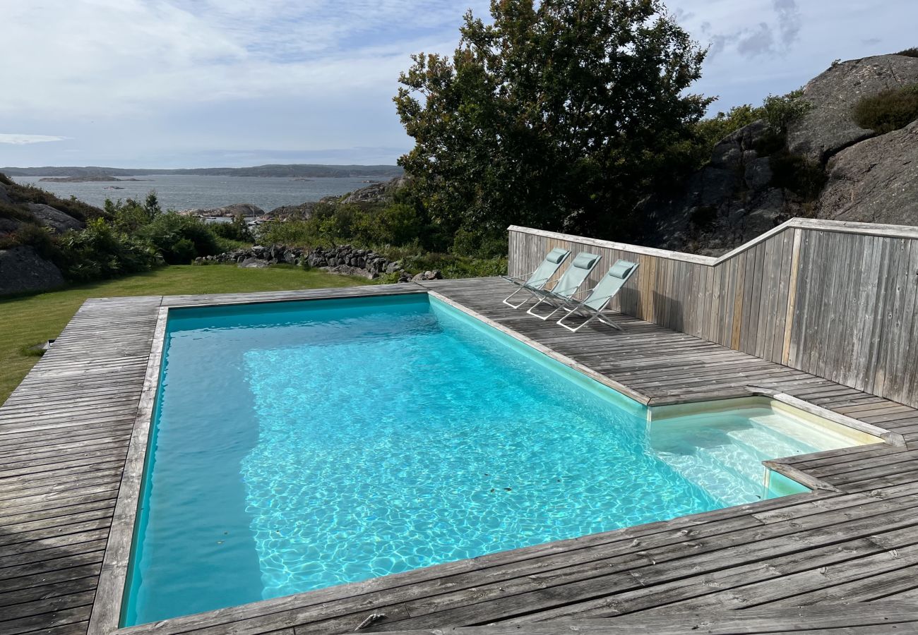 Stuga i Hjälteby - Arkitektritad villa med pool, bastu och havsutsikt på Mjörn| SE09124