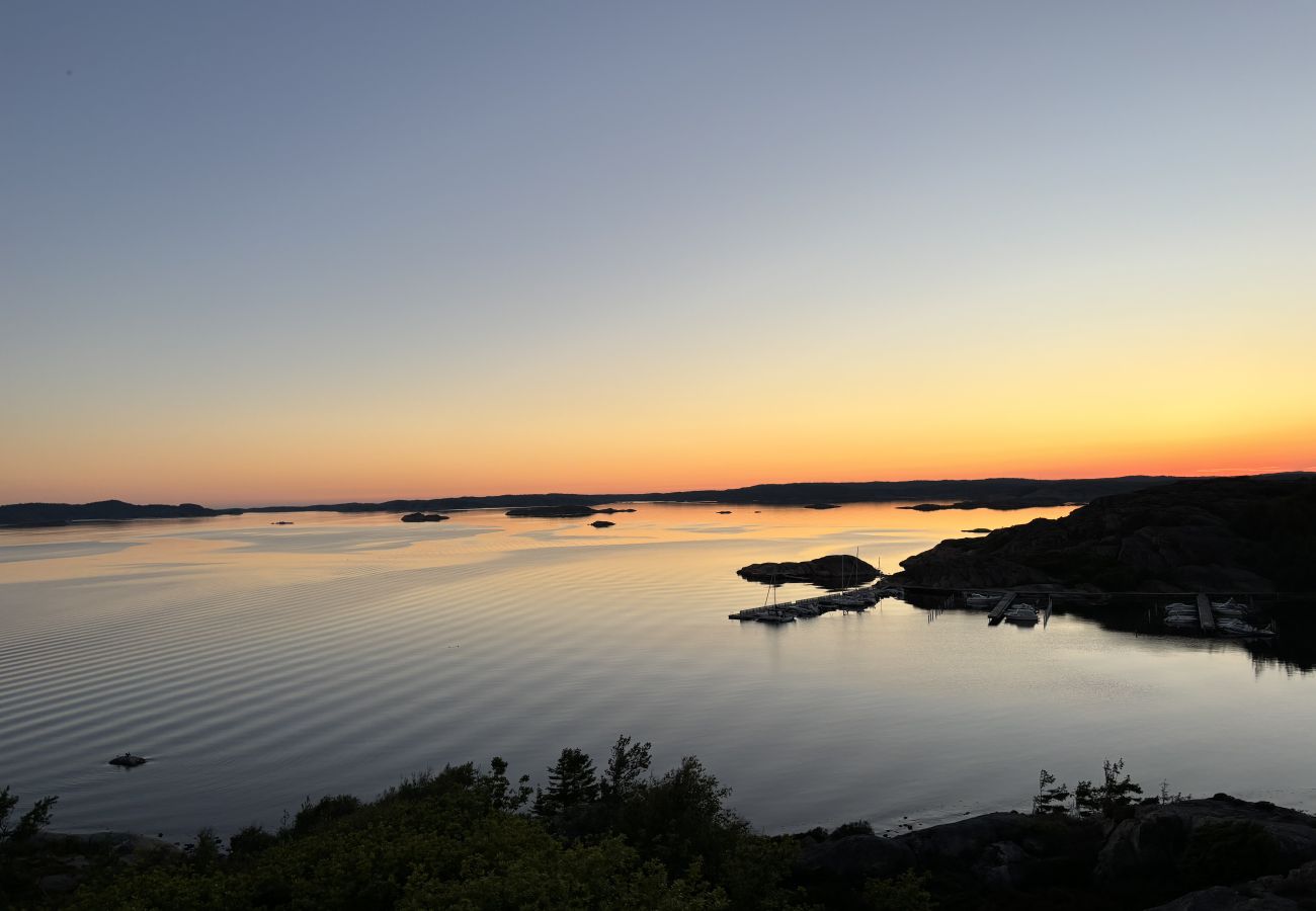 Stuga i Hjälteby - Arkitektritad villa med pool, bastu och havsutsikt på Mjörn| SE09124