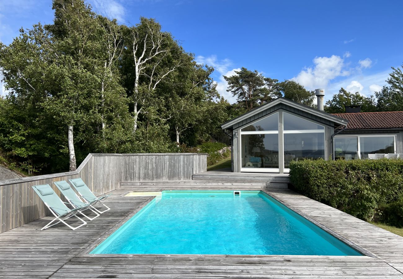 Stuga i Hjälteby - Arkitektritad villa med pool, bastu och havsutsikt på Mjörn| SE09124