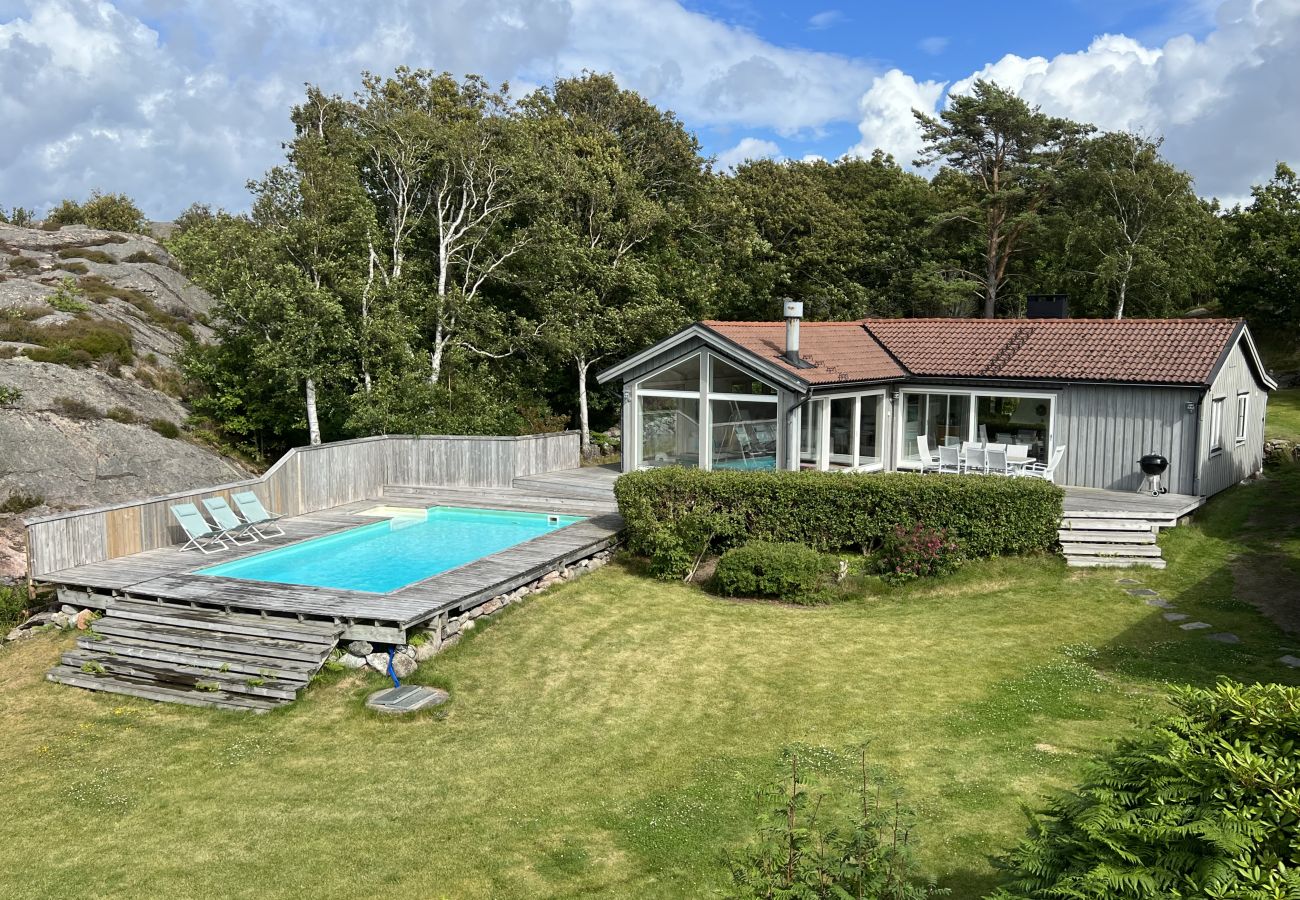 Stuga i Hjälteby - Arkitektritad villa med pool, bastu och havsutsikt på Mjörn| SE09124
