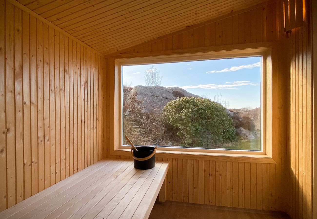 Stuga i Hjälteby - Arkitektritad villa med pool, bastu och havsutsikt på Mjörn| SE09124