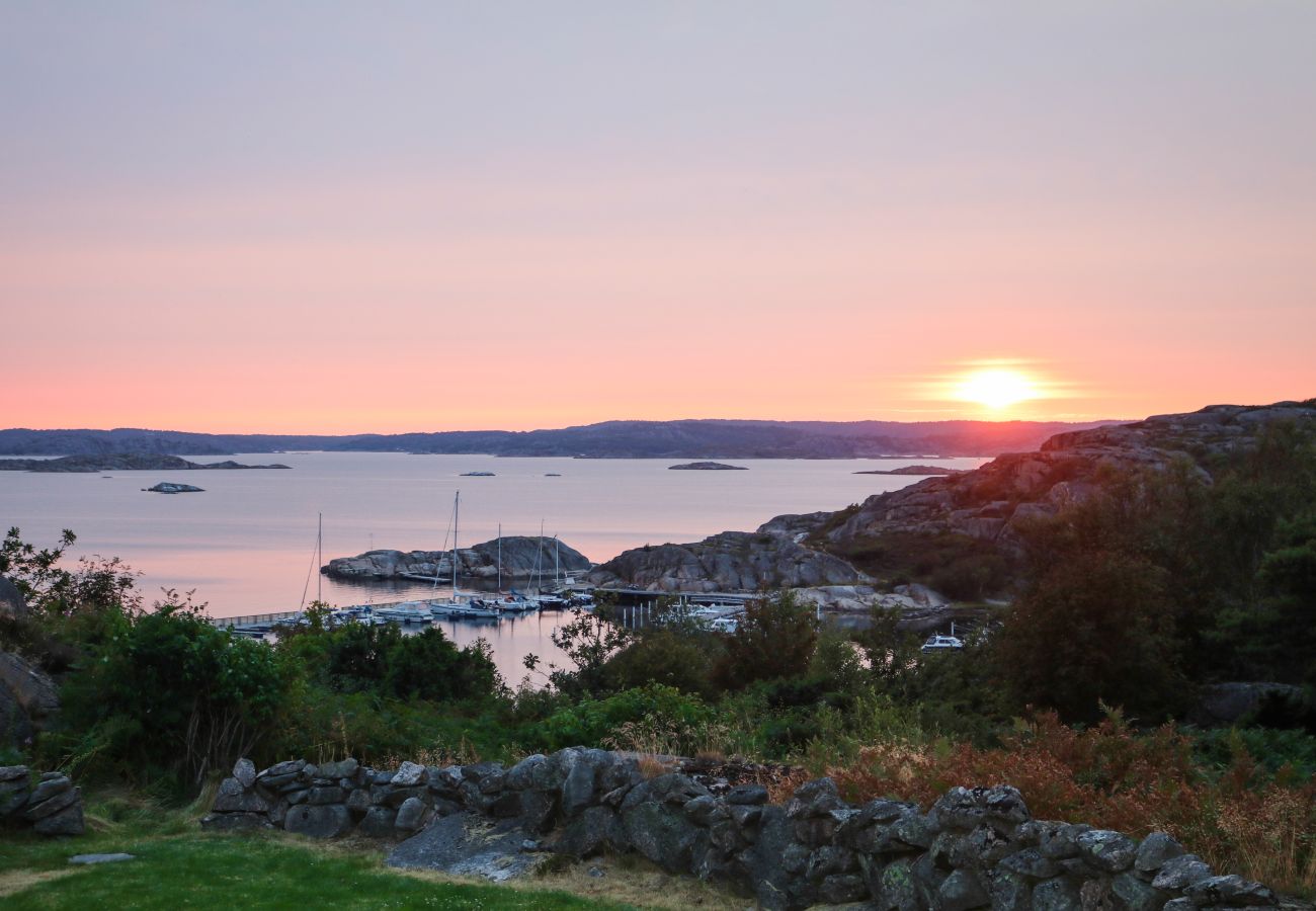 Stuga i Hjälteby - Arkitektritad villa med pool, bastu och havsutsikt på Mjörn| SE09124