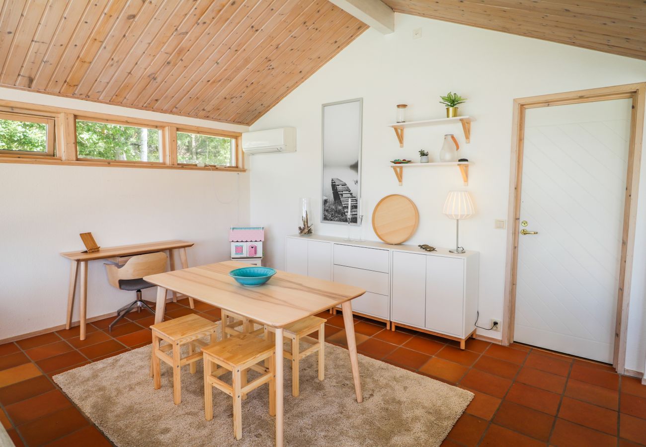 Stuga i Hjälteby - Arkitektritad villa med pool, bastu och havsutsikt på Mjörn| SE09124