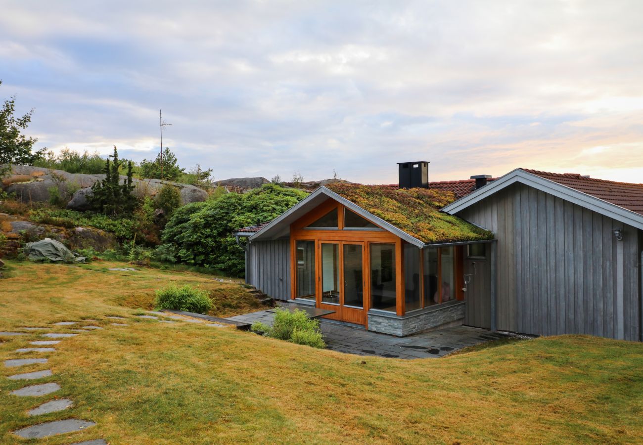 Stuga i Hjälteby - Arkitektritad villa med pool, bastu och havsutsikt på Mjörn| SE09124