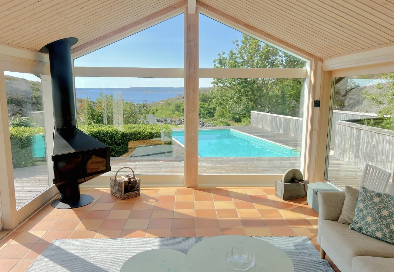 Stuga i Hjälteby - Arkitektritad villa med pool, bastu och havsutsikt på Mjörn| SE09124
