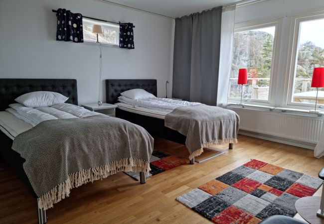 Stuga i Ellös - Panoramautsikt på Ellös topp med 500 m till havet | SE09125 Stuga i Ellös - Panoramautsikt på Ellös topp med 500 m till havet | SE09125