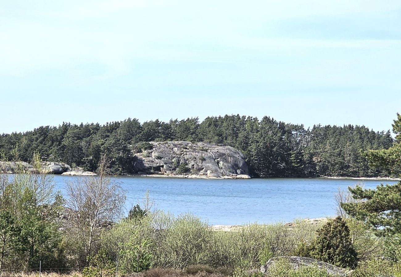 Stuga i Varekil - Havsnära semesterparadis på Rossön, Orust | SE09126