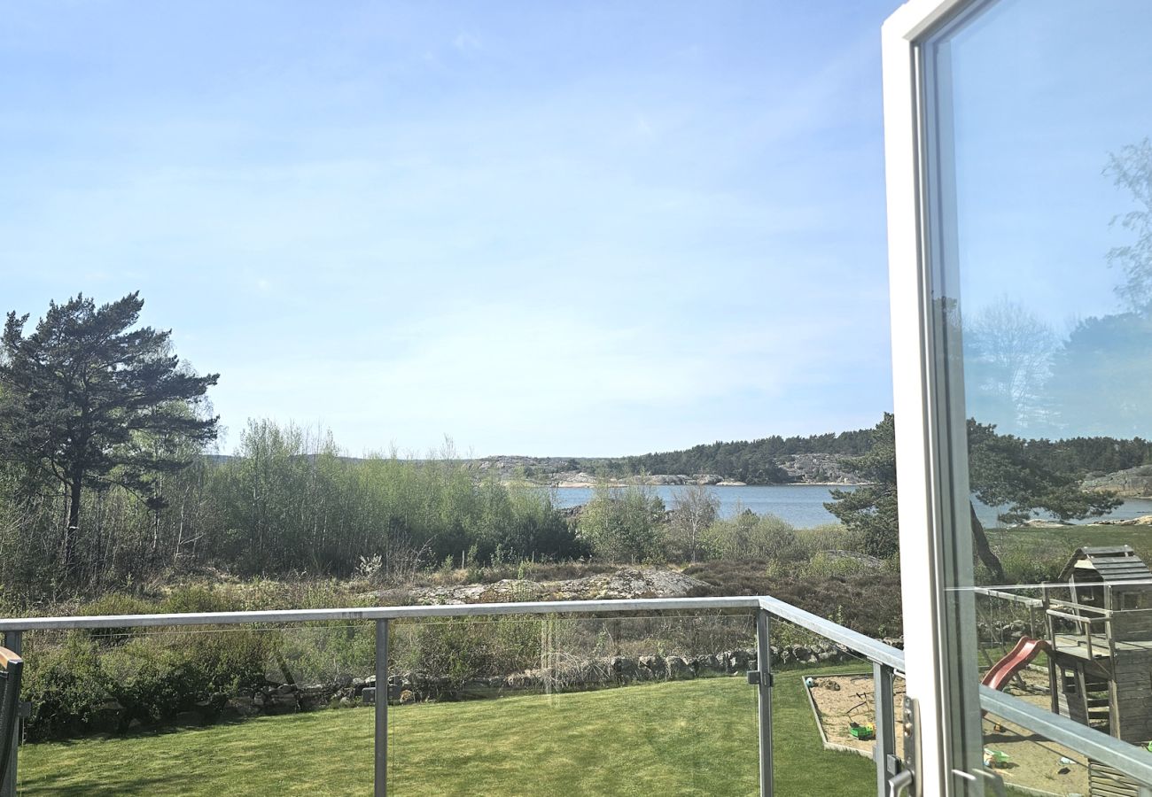Stuga i Varekil - Havsnära semesterparadis på Rossön, Orust | SE09126