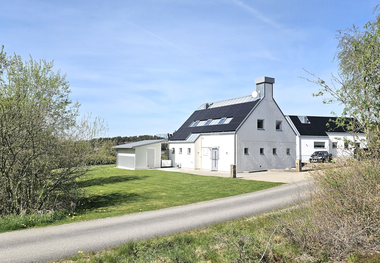 Stuga i Varekil - Havsnära semesterparadis på Rossön, Orust | SE09126