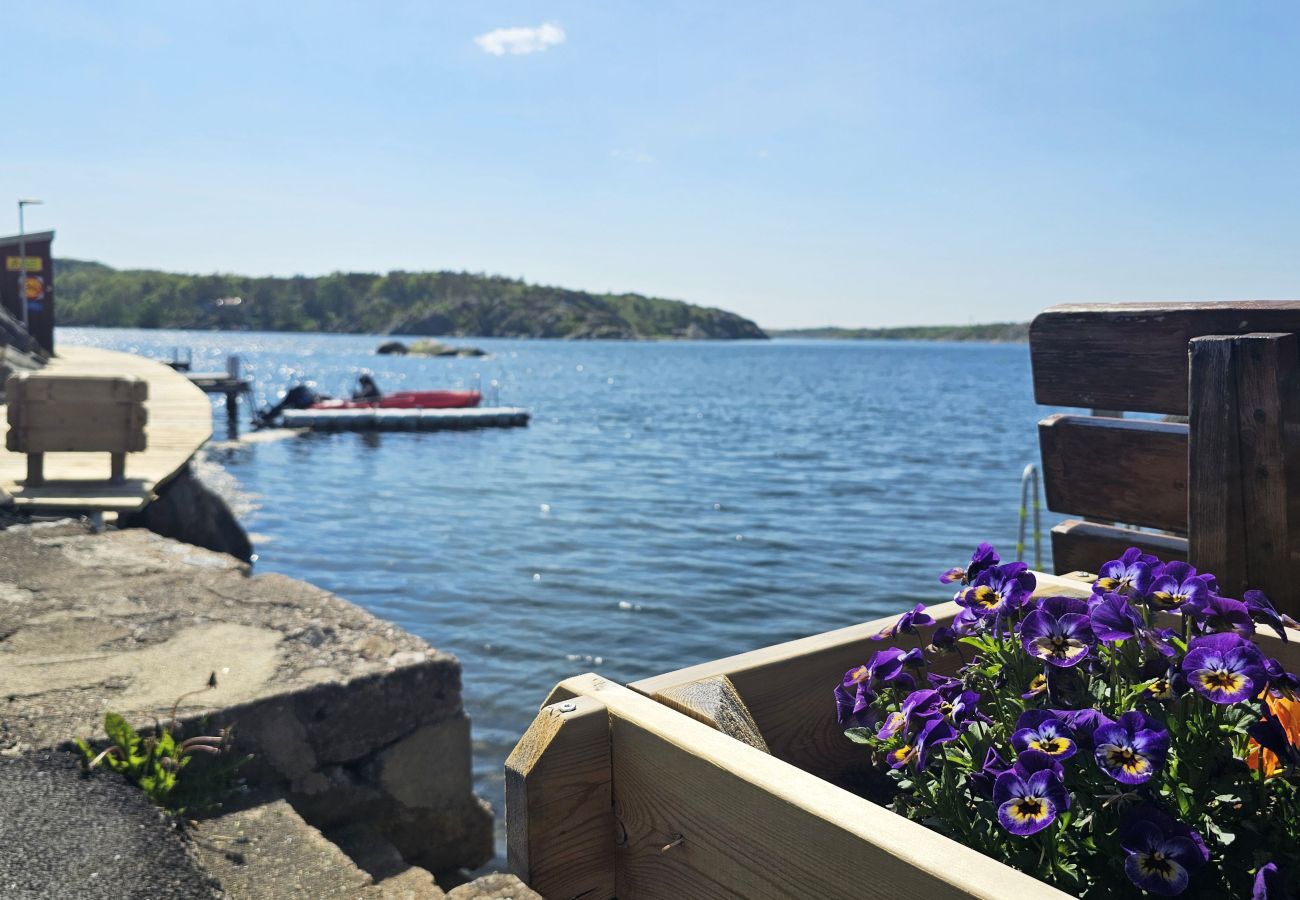 Stuga i Nösund - Simons stuga med strandkant i Boxvik, Orust | SE09128
