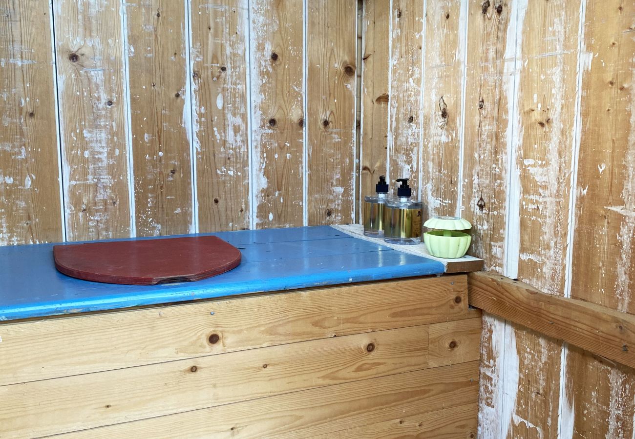 Stuga i Nösund - Simons stuga med strandkant i Boxvik, Orust | SE09128