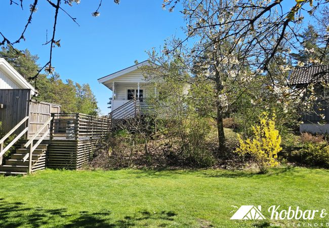 Stuga i Varekil - Mysig stuga på ljuvliga Rossö, Orust | SE09130