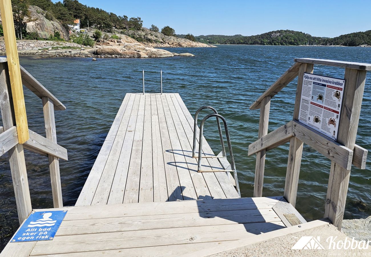 Stuga i Varekil - Mysig stuga på ljuvliga Rossö, Orust | SE09130