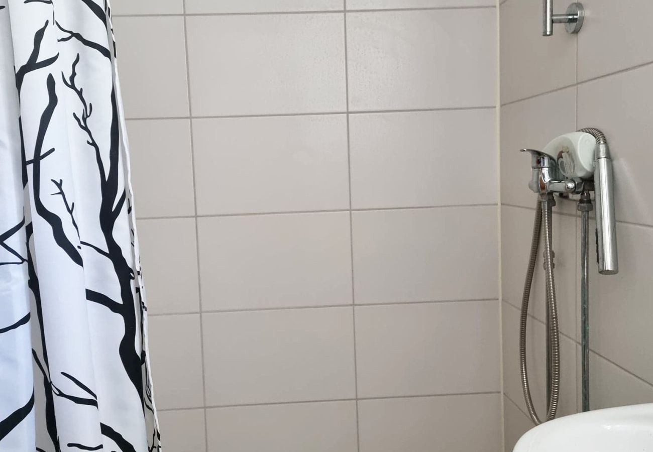 Stuga i Varekil - Mysig stuga på ljuvliga Rossö, Orust | SE09130