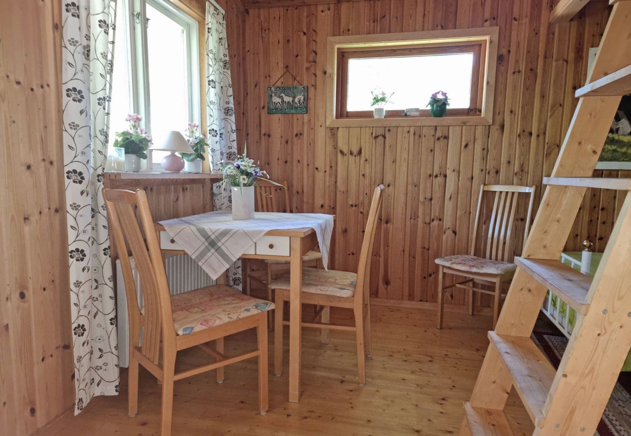 Stuga i Varekil - Mysig stuga på ljuvliga Rossö, Orust | SE09130