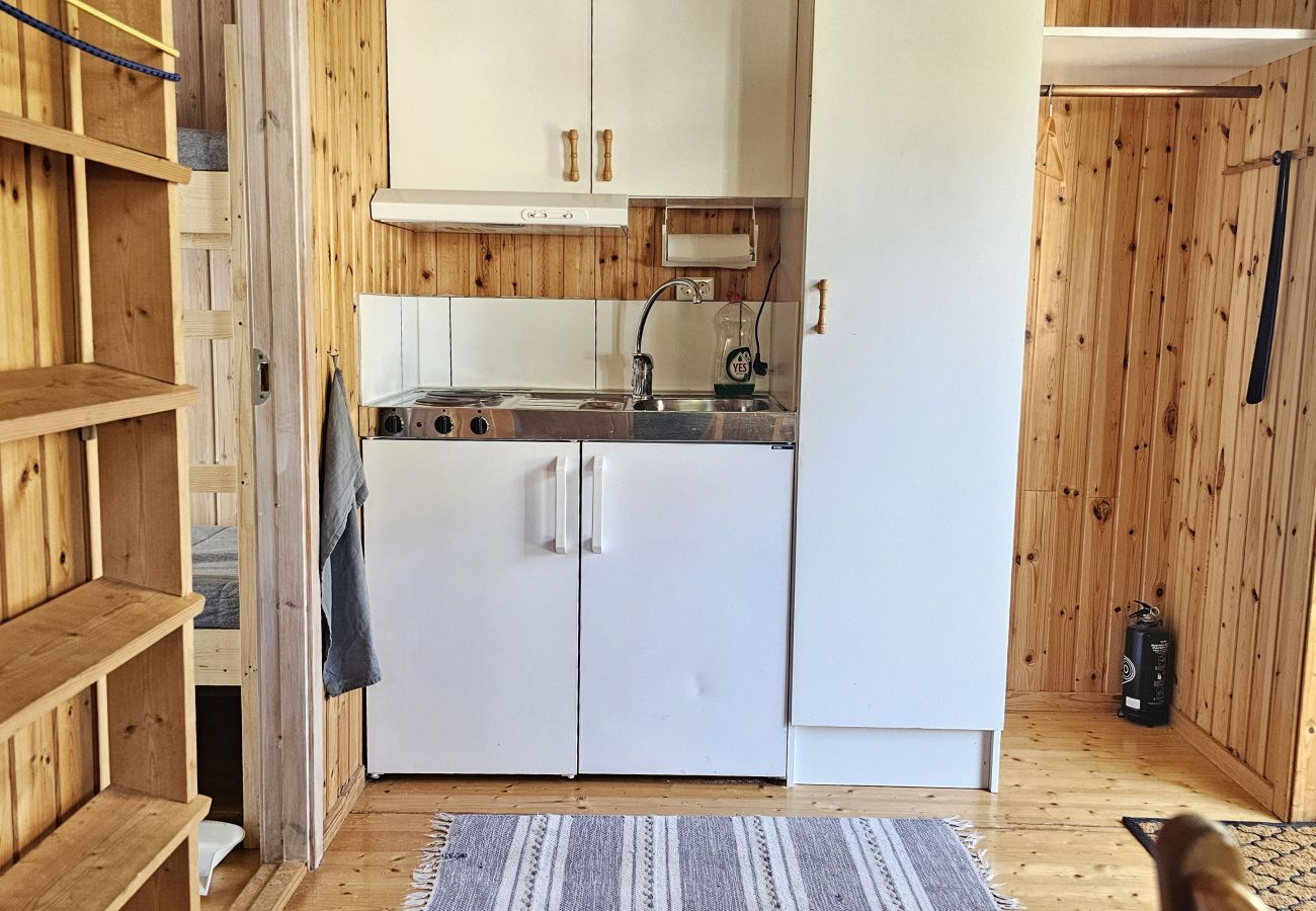 Stuga i Varekil - Mysig stuga på ljuvliga Rossö, Orust | SE09130