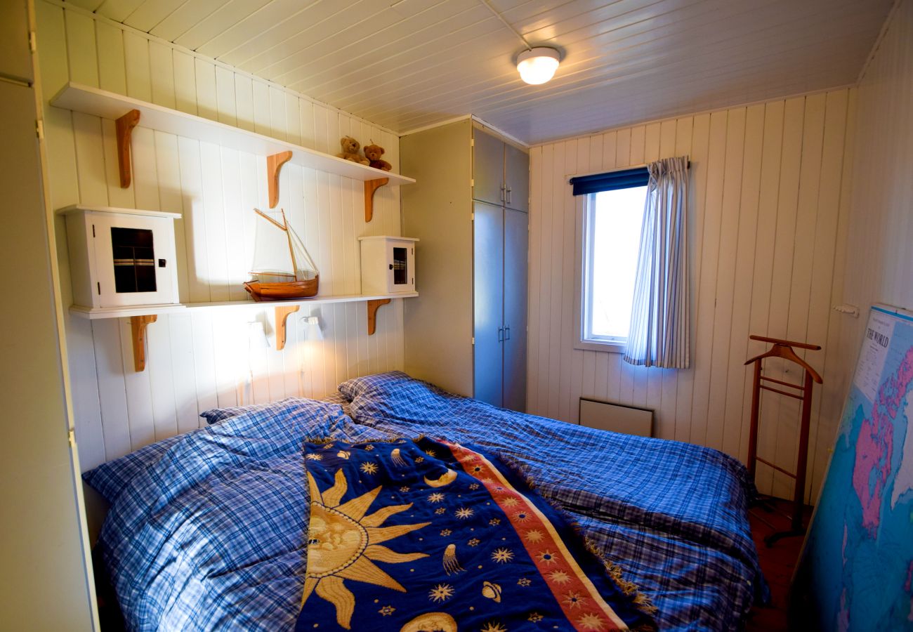 Stuga i Hälleviksstrand - Två charmiga röda stugor i Hälleviksstrand | SE09133