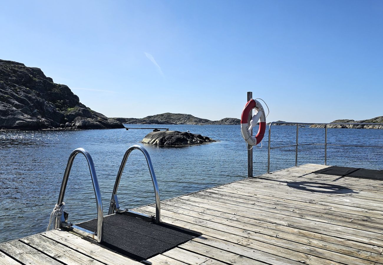 Stuga i Hälleviksstrand - Två charmiga röda stugor i Hälleviksstrand | SE09133