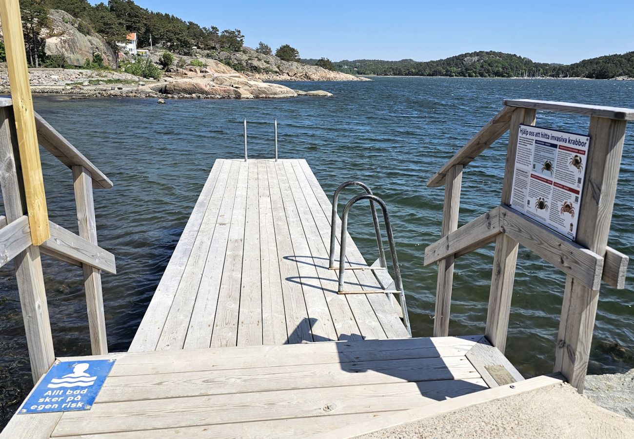 Stuga i Varekil - Hundvänligt hus i Hjälmvik med havsglimt | SE09114