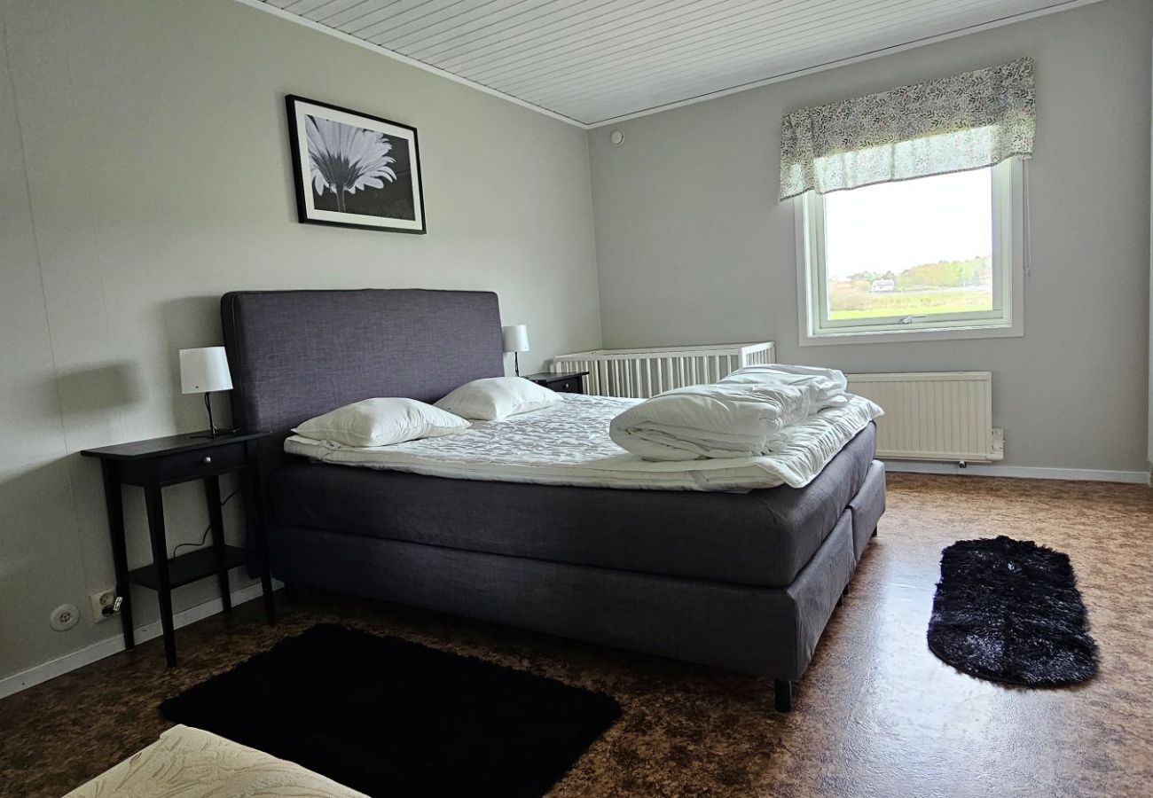 Stuga i Varekil - Hundvänligt hus i Hjälmvik med havsglimt | SE09114
