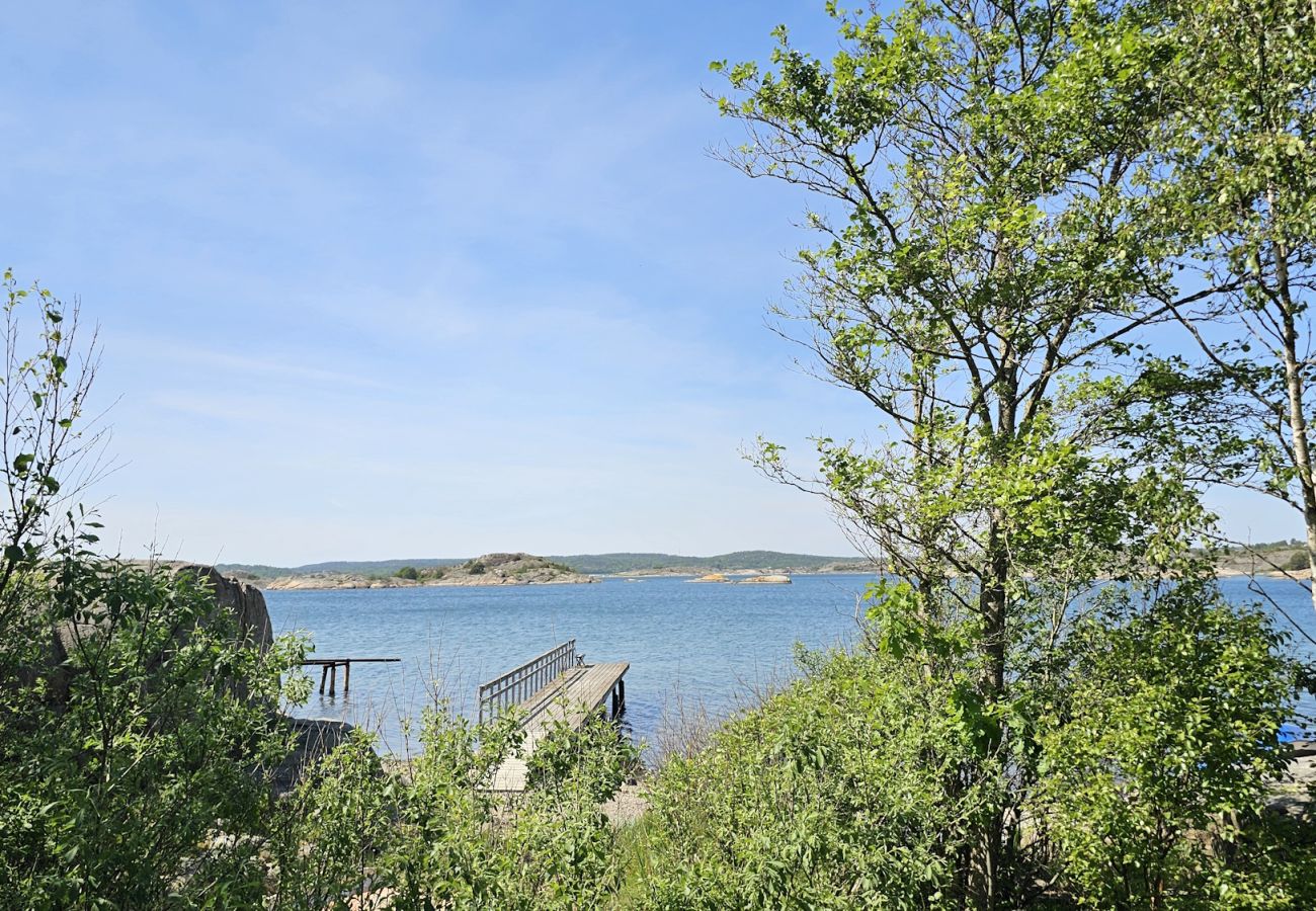 Stuga i Varekil - Hundvänligt hus i Hjälmvik med havsglimt | SE09114