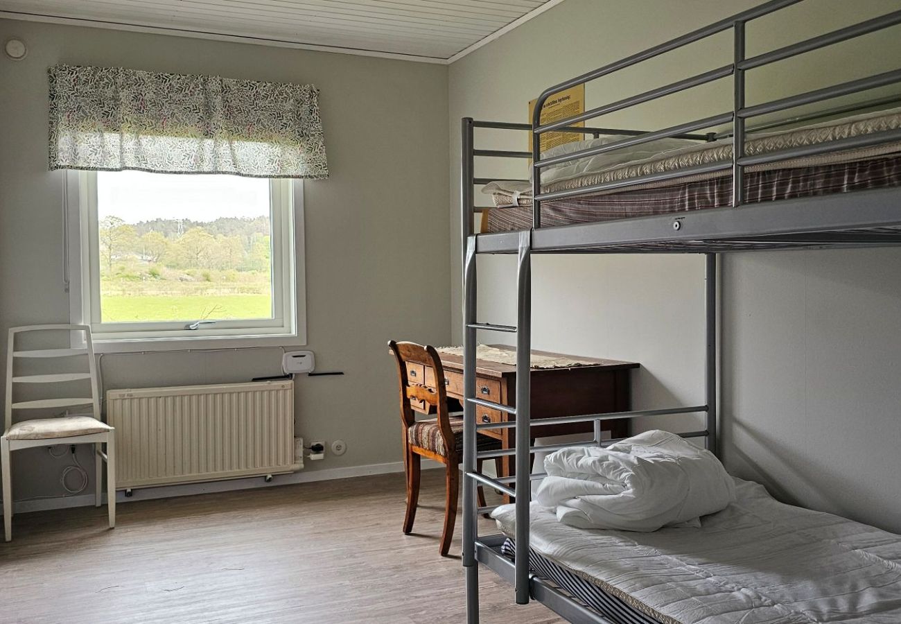 Stuga i Varekil - Hundvänligt hus i Hjälmvik med havsglimt | SE09114