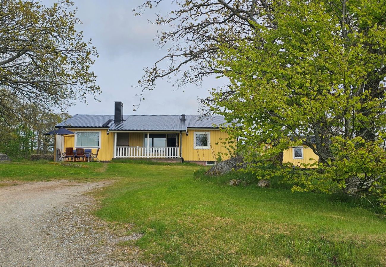Stuga i Varekil - Hundvänligt hus i Hjälmvik med havsglimt | SE09114