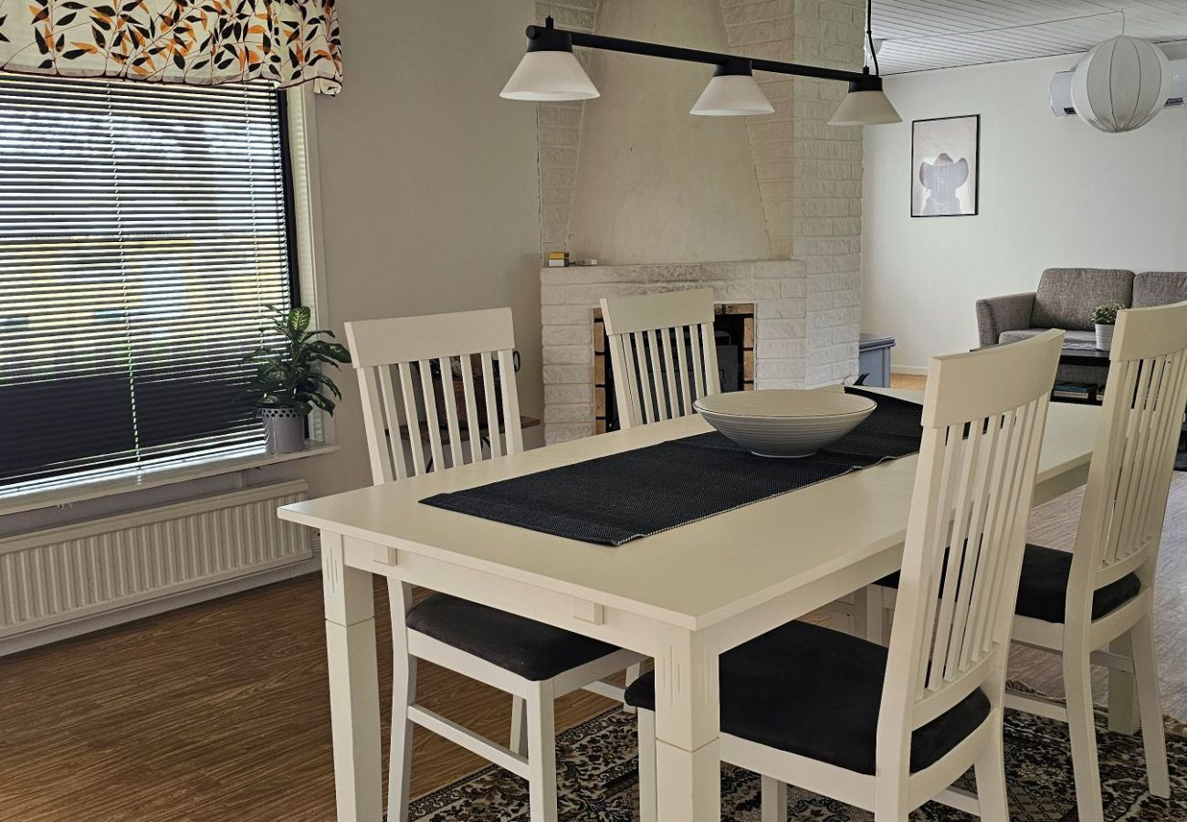 Stuga i Varekil - Hundvänligt hus i Hjälmvik med havsglimt | SE09114