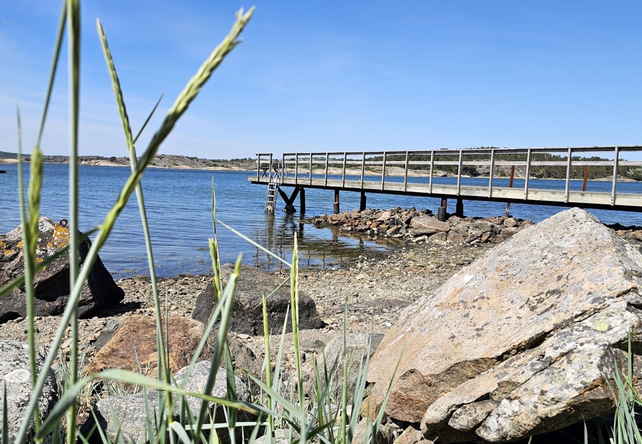Stuga i Varekil - Hundvänligt hus i Hjälmvik med havsglimt | SE09114