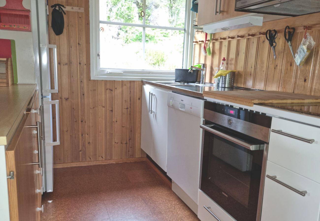 Stuga i Hjälteby - Stuga med naturtomt och bastu på Mjörn | SE09134