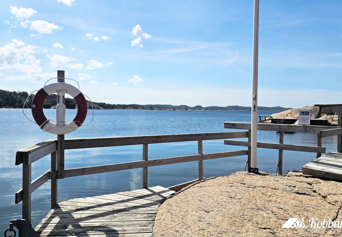 Stuga i Hjälteby - Stuga med naturtomt och bastu på Mjörn | SE09134