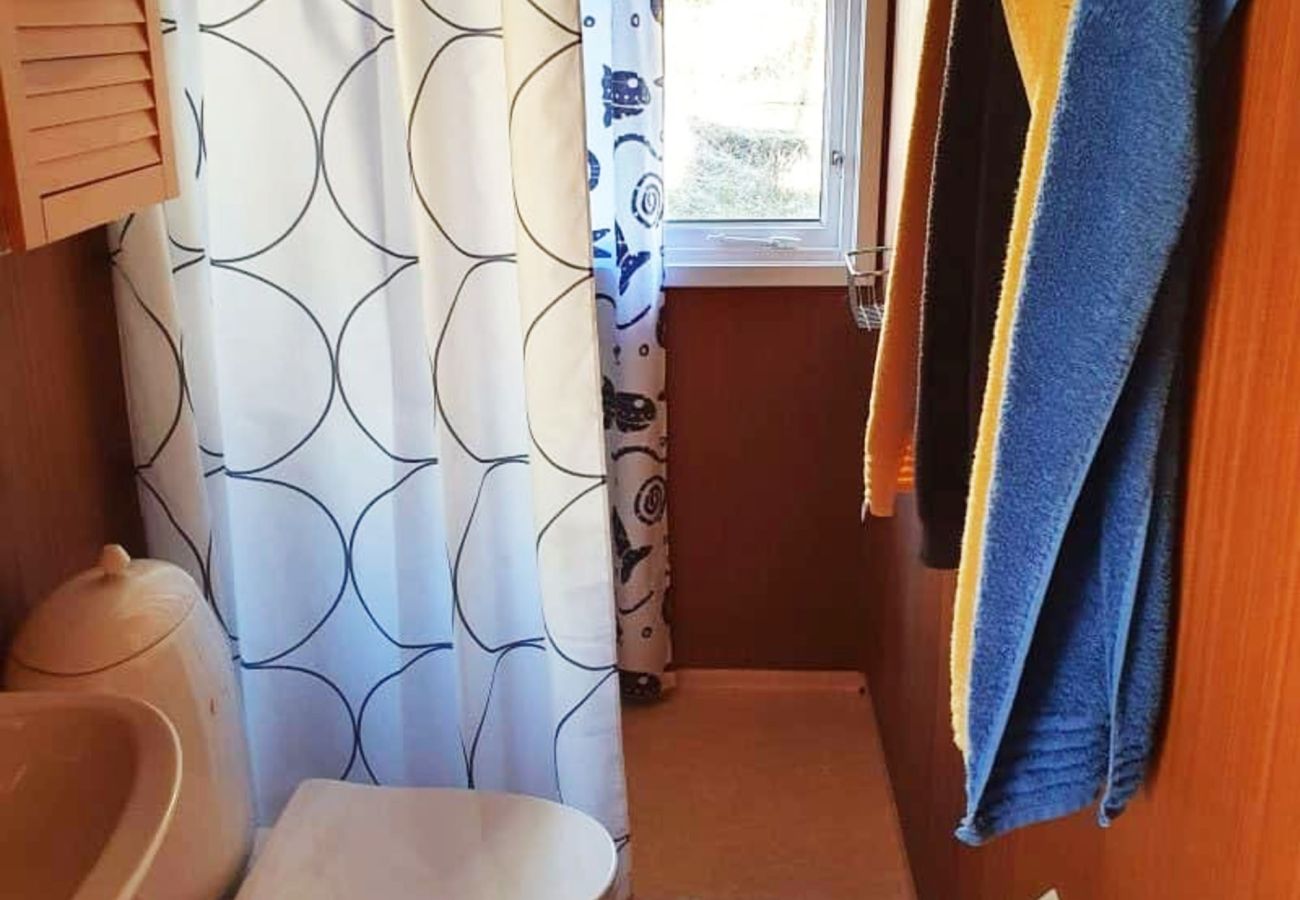 Stuga i Hjälteby - Stuga med naturtomt och bastu på Mjörn | SE09134