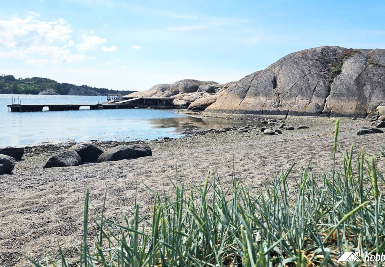 Stuga i Hjälteby - Stuga med naturtomt och bastu på Mjörn | SE09134