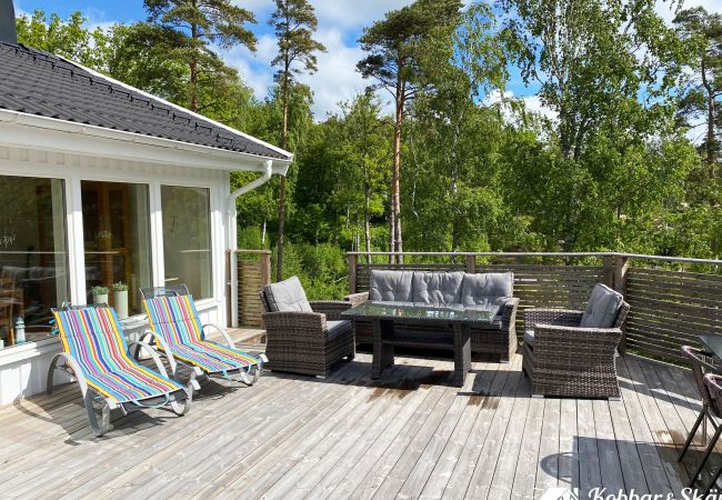 Stuga i Varekil - Välvårdat hus med bastu, biljardbord och 650 meter till badplats | SE09135