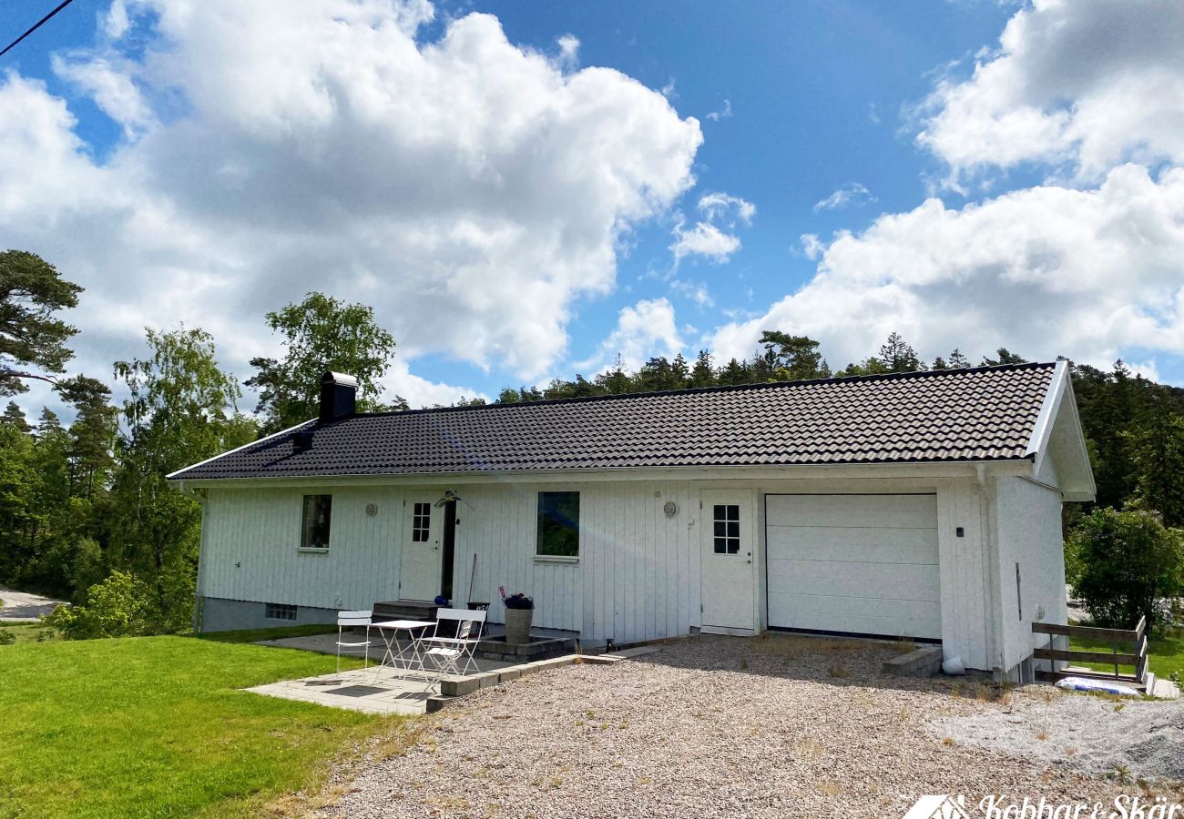 Stuga i Varekil - Välvårdat hus med bastu, biljardbord och 650 meter till badplats | SE09135