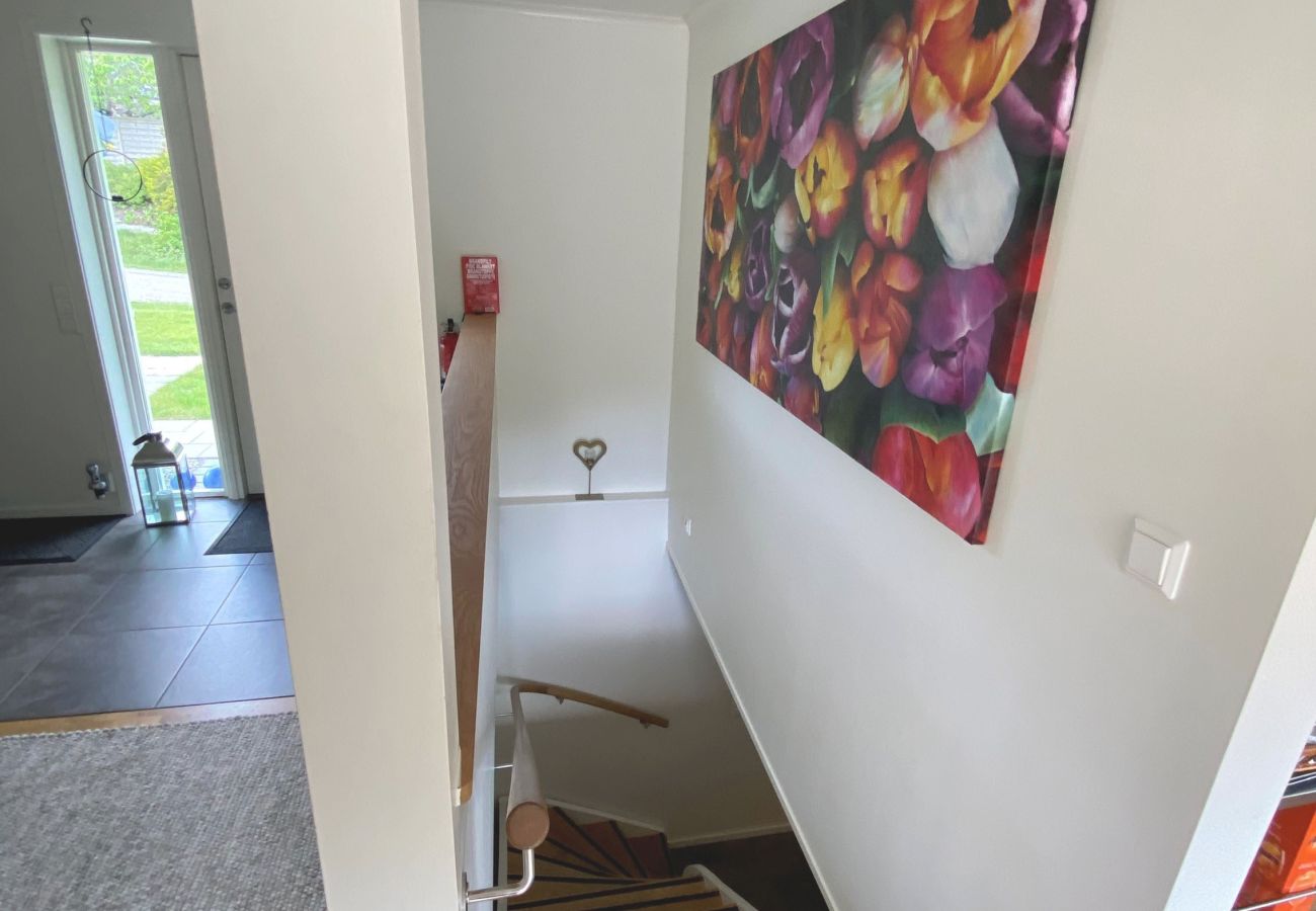 Stuga i Varekil - Välvårdat hus med bastu, biljardbord och 650 meter till badplats | SE09135