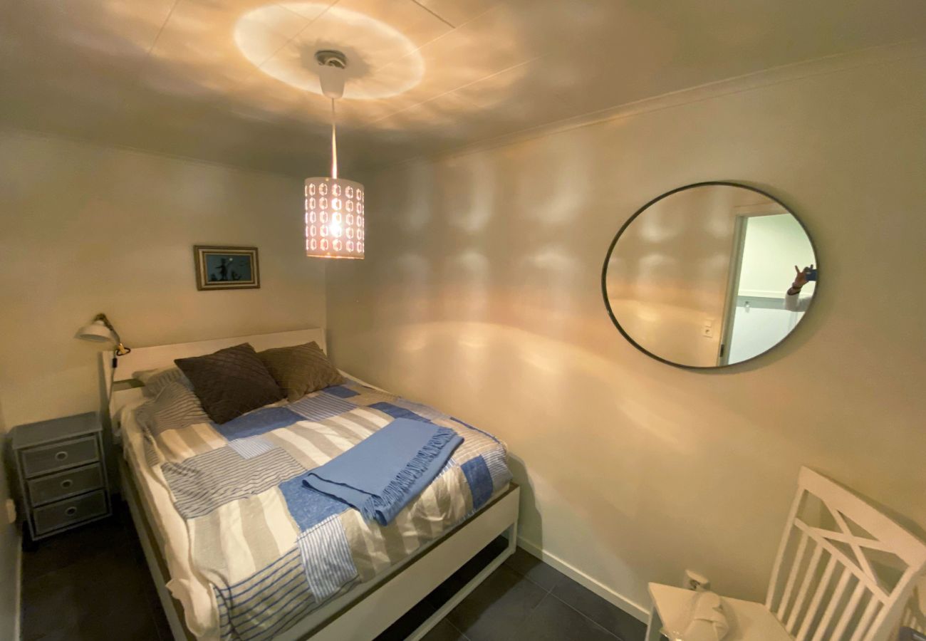 Stuga i Varekil - Välvårdat hus med bastu, biljardbord och 650 meter till badplats | SE09135