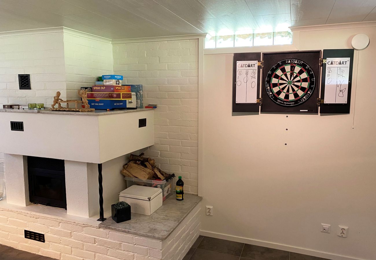 Stuga i Varekil - Välvårdat hus med bastu, biljardbord och 650 meter till badplats | SE09135