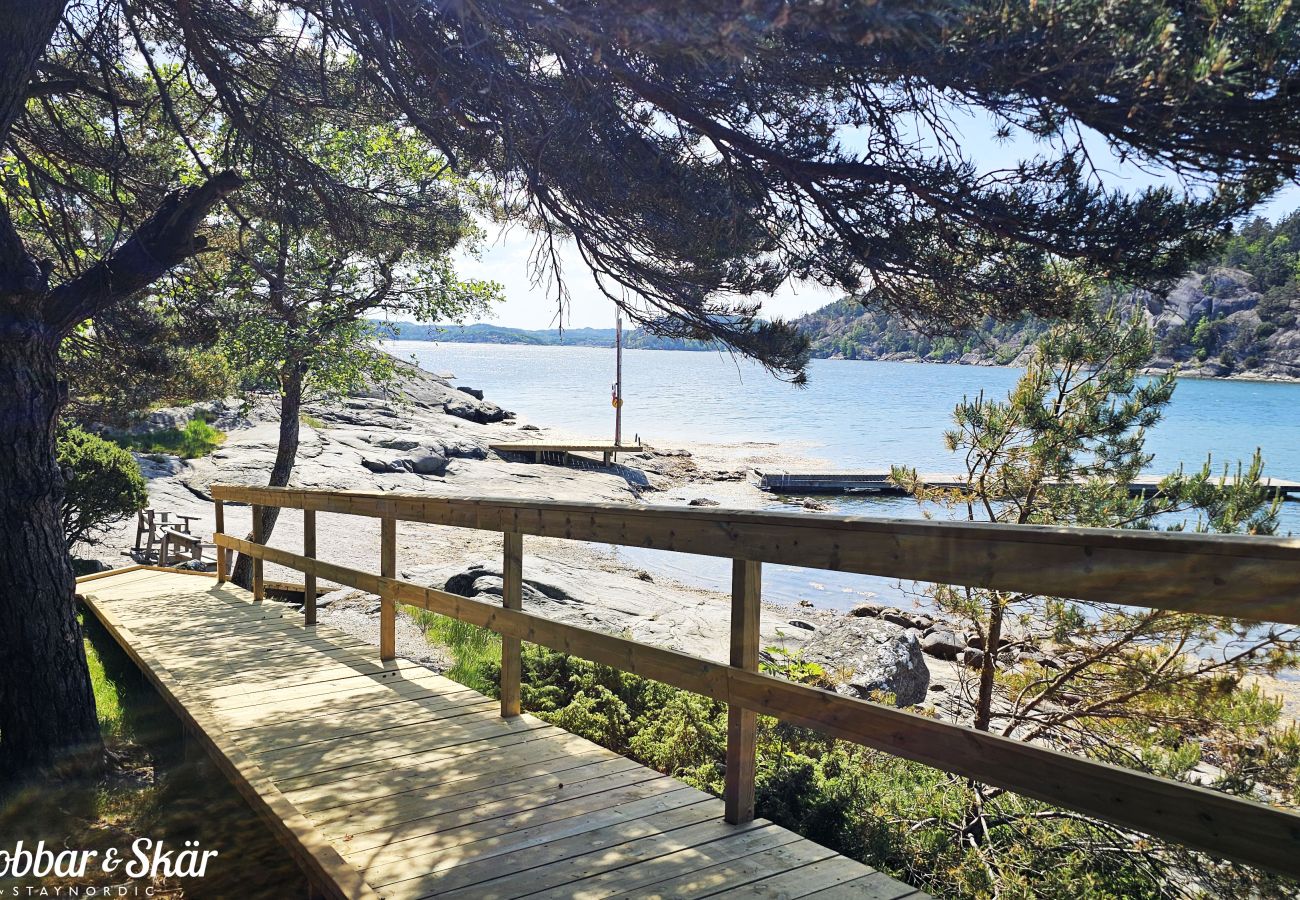 Stuga i Varekil - Välvårdat hus med bastu, biljardbord och 650 meter till badplats | SE09135